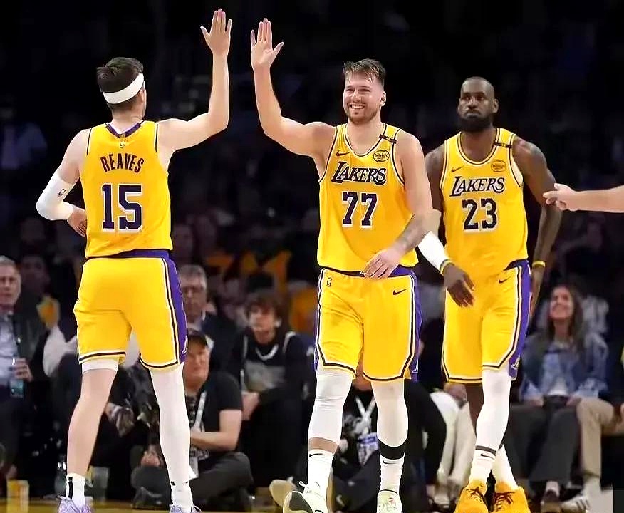 开云sport-包含鹈鹕队球员集中精神备战，决心夺胜的词条