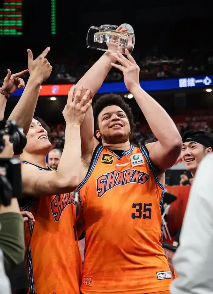 紧张激烈!争夺胜利的篮球巨星展现实力的简单介绍 紧张激烈!争夺胜利的篮球巨星展现实力的简单介绍