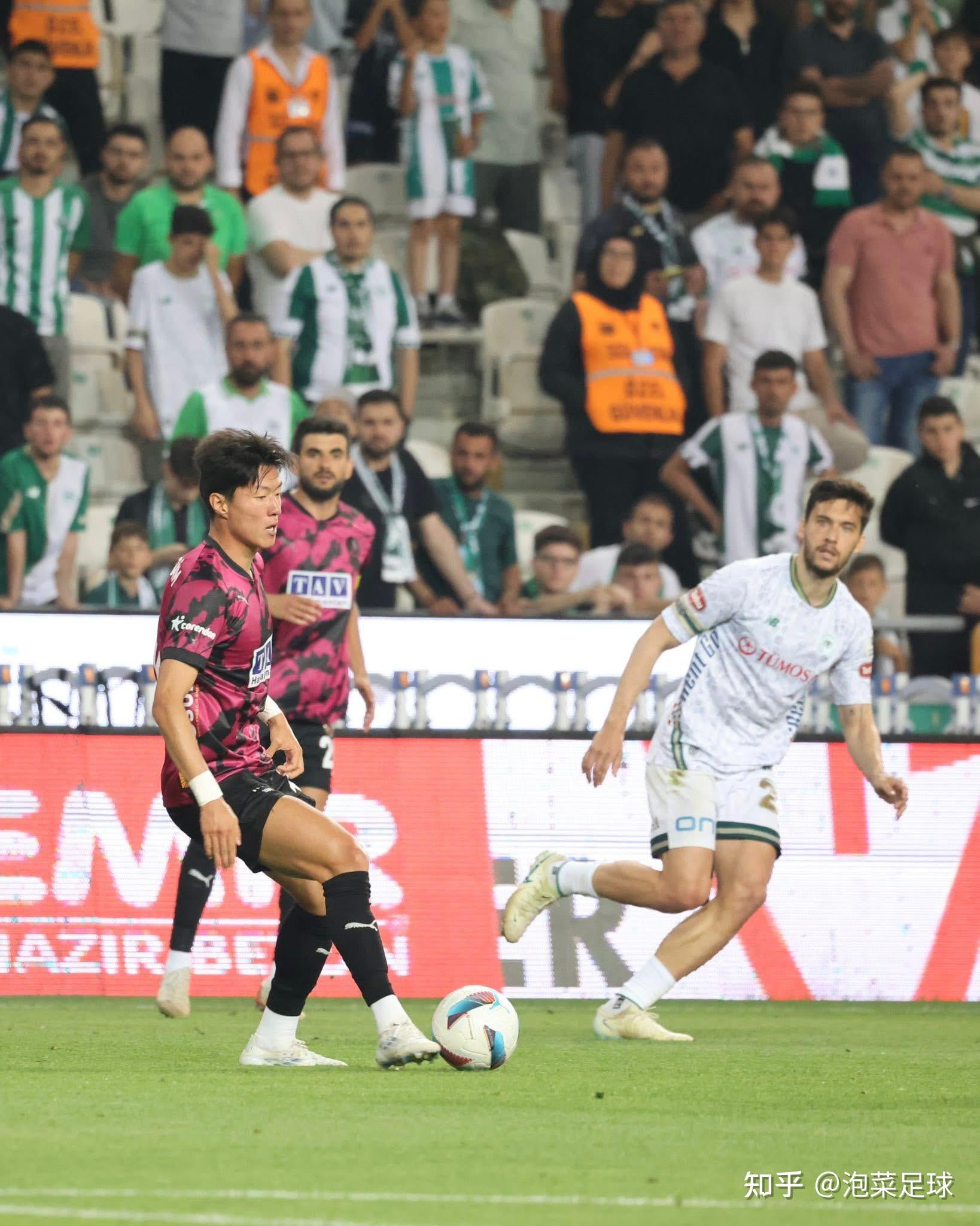 开云体育在线-韩国球员表现抢眼,成功晋级足球赛事半决赛