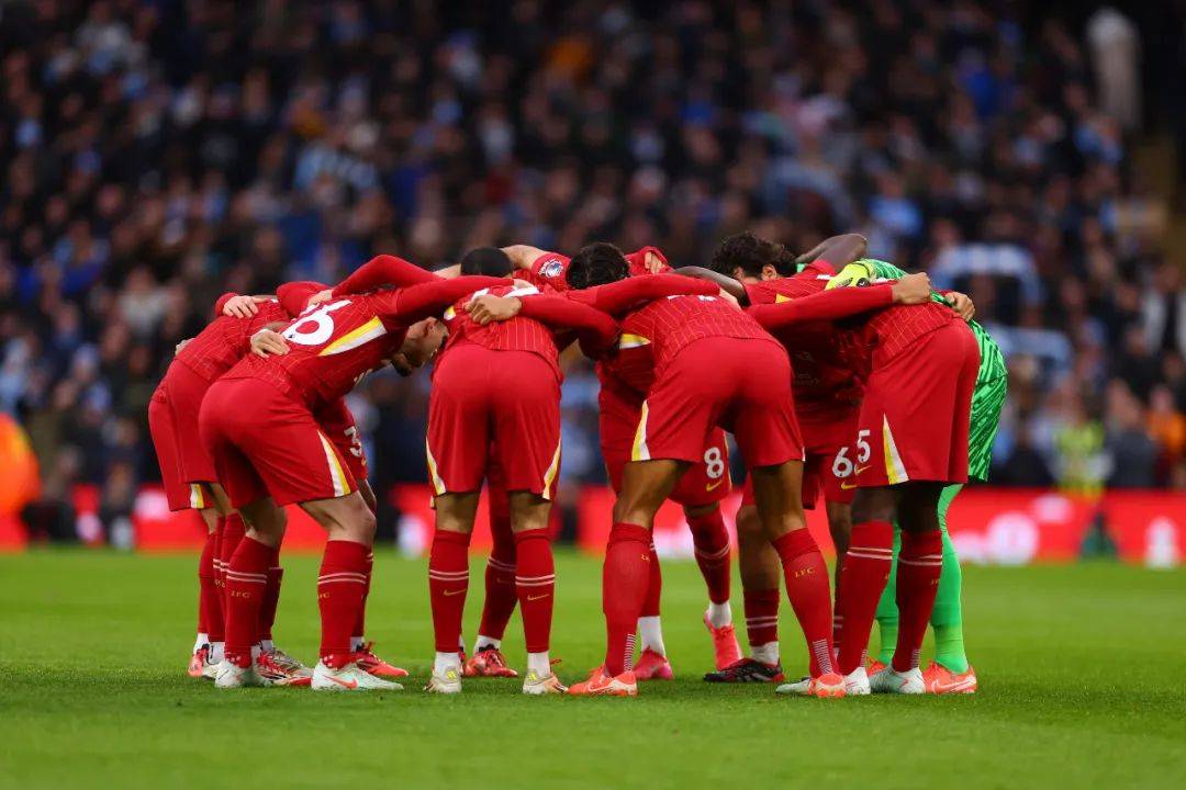 足球比赛中球员们挑战彼此实力 足球比赛中球员们挑战彼此实力