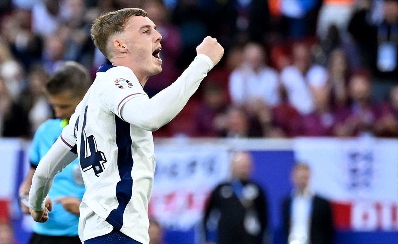 切尔西前锋破门得分,助球队占据积分榜前列 切尔西前锋破门得分,助球队占据积分榜前列