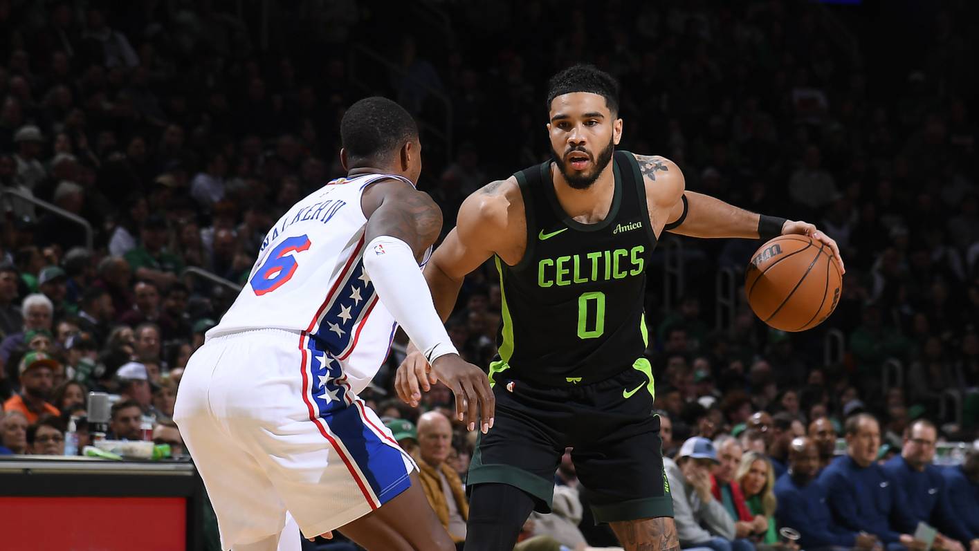 开云体育登录-凯尔特人鏖战76人，布克带队取胜