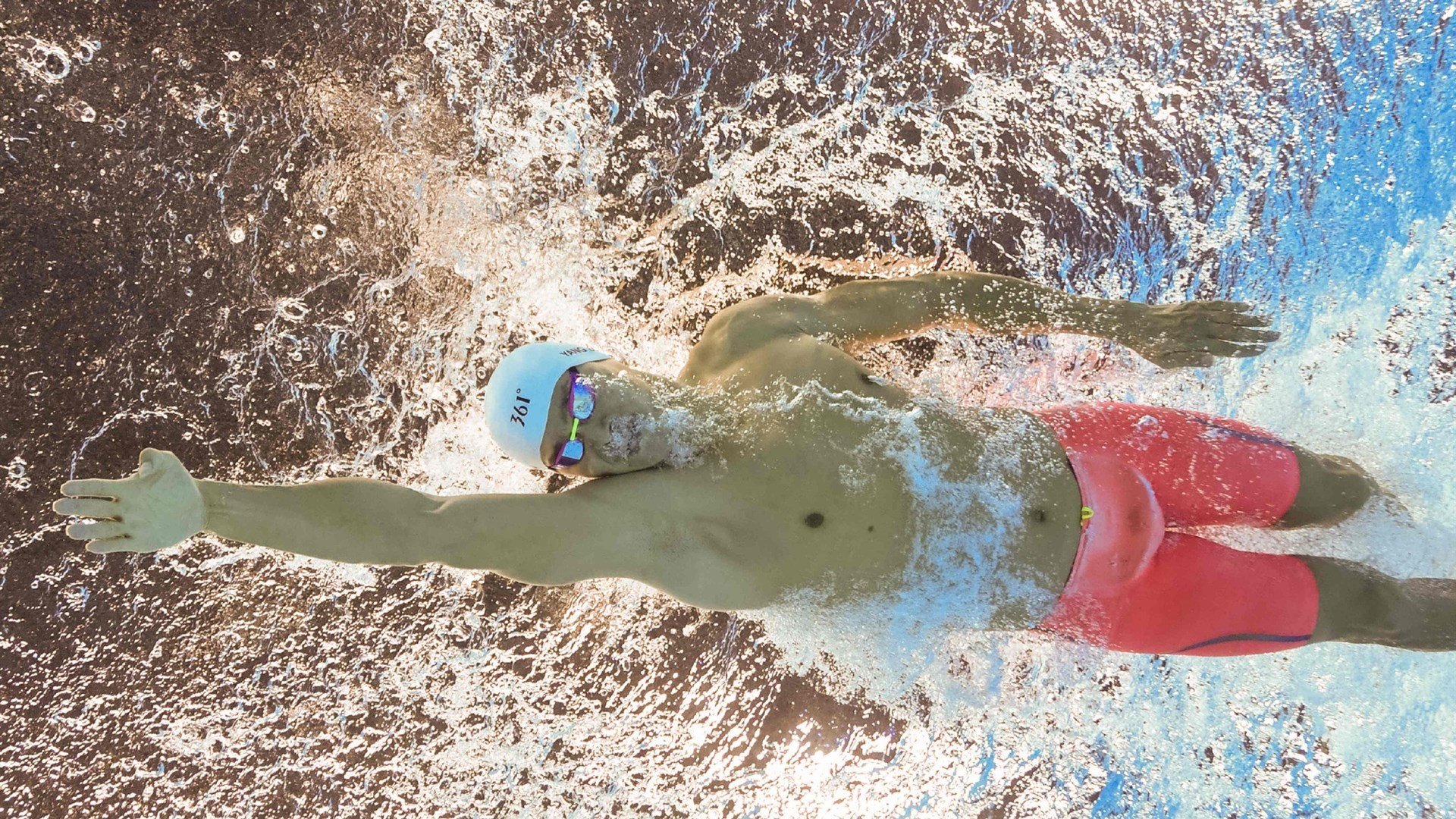 需要跳出常规的赛事报道，挖掘深度和独特性，强调唯一的瞬间与意义